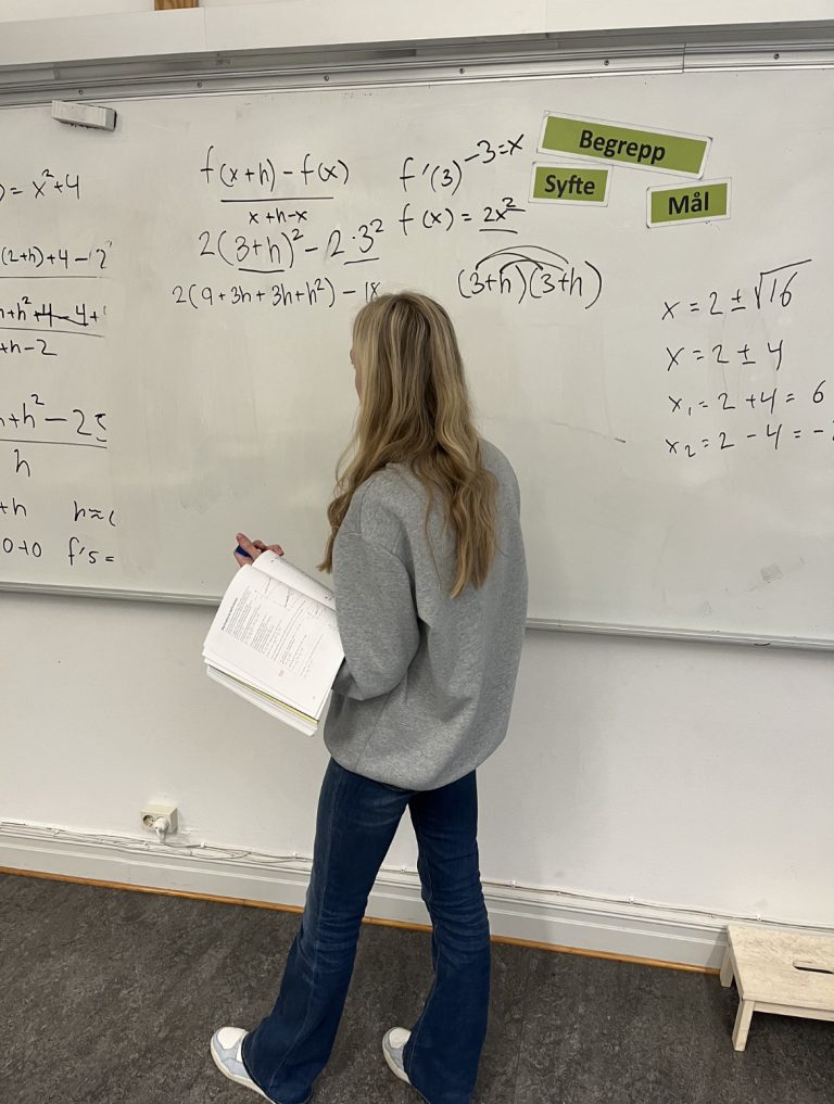 Elev visar deriveringen med derivatans definition