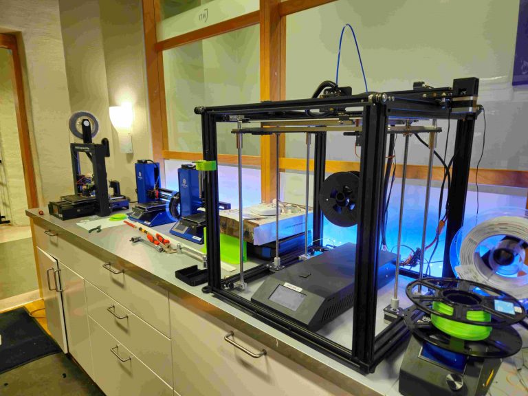 Skolans MakerSpace (teknisk verkstad) med 3D-skrivare och andra tekniska verktyg.