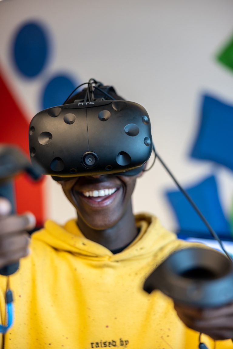  En elev provar skolans VR-utrustning. 