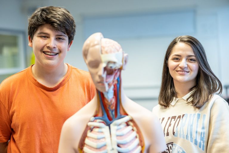  Glada elever som ser fram emot att lära sig mer om kroppens organ.