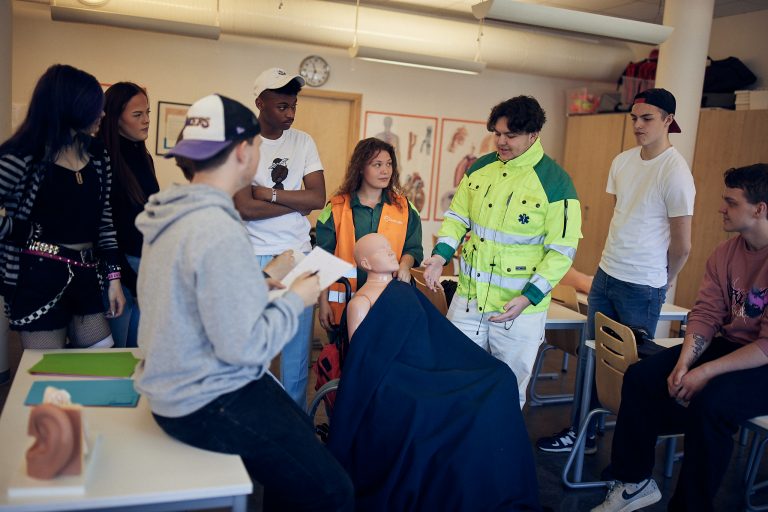 Elever studerar räddningsmedicin i klassrumsmiljö.