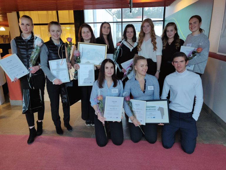 Glada elever som tagit pris på årets UF-gala