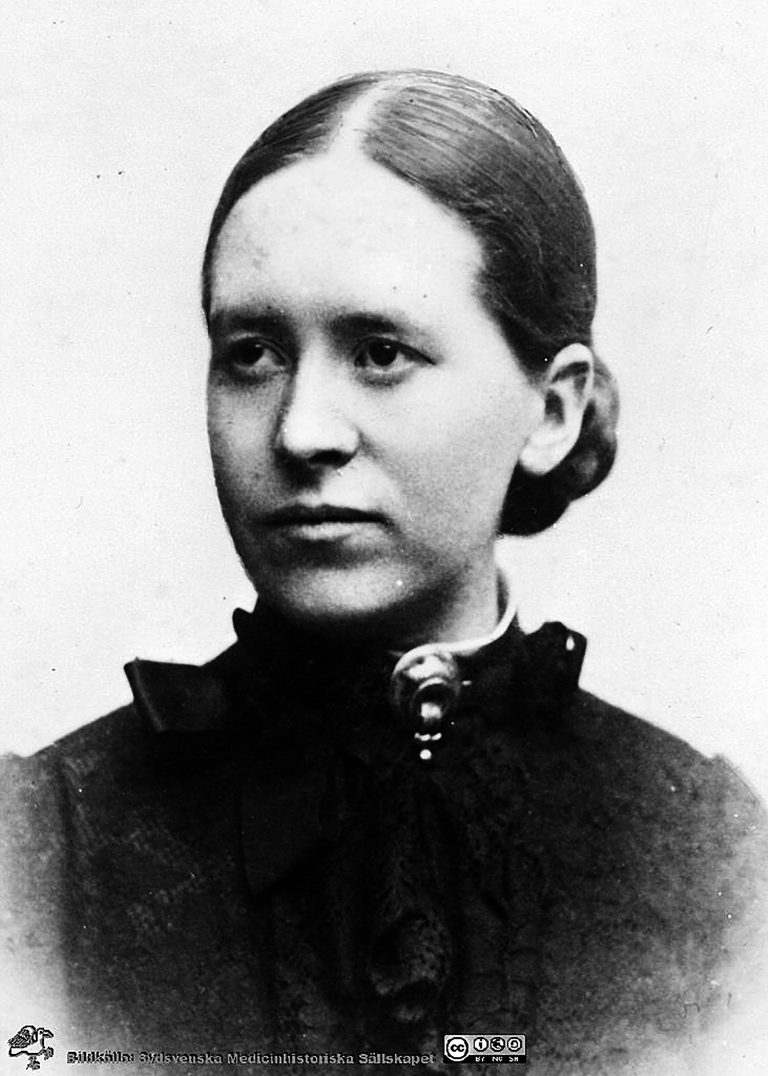 Svartvit bild på Hedda Andersson, skolans föregångare.