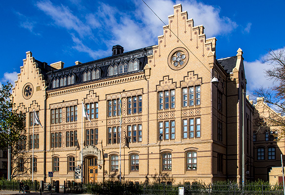 Pauliskolans husbyggnad och fasad mot Föreningsgatan. 
