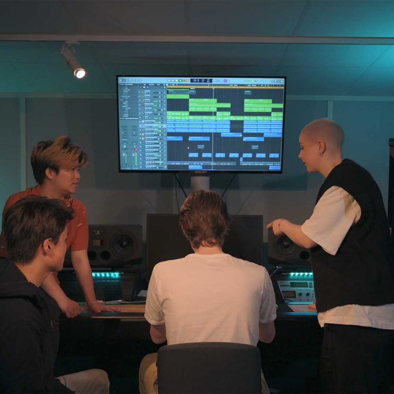 Elever skapar musik i studio