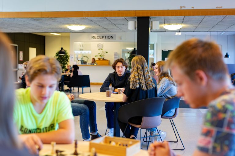 Elever umgås och spelar schack på vår gemensamma samlingsyta, Torget.