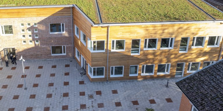 Skolbyggnad med sedumtak sedd ovanifrån . Nils Fredriksson Utbildnings nya byggnad stod klar hösten 2022